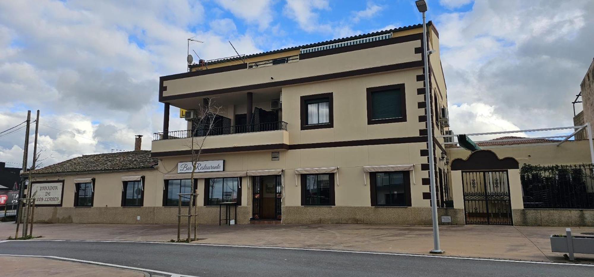Hostal Parador De Los Llanos Torreorgaz ภายนอก รูปภาพ