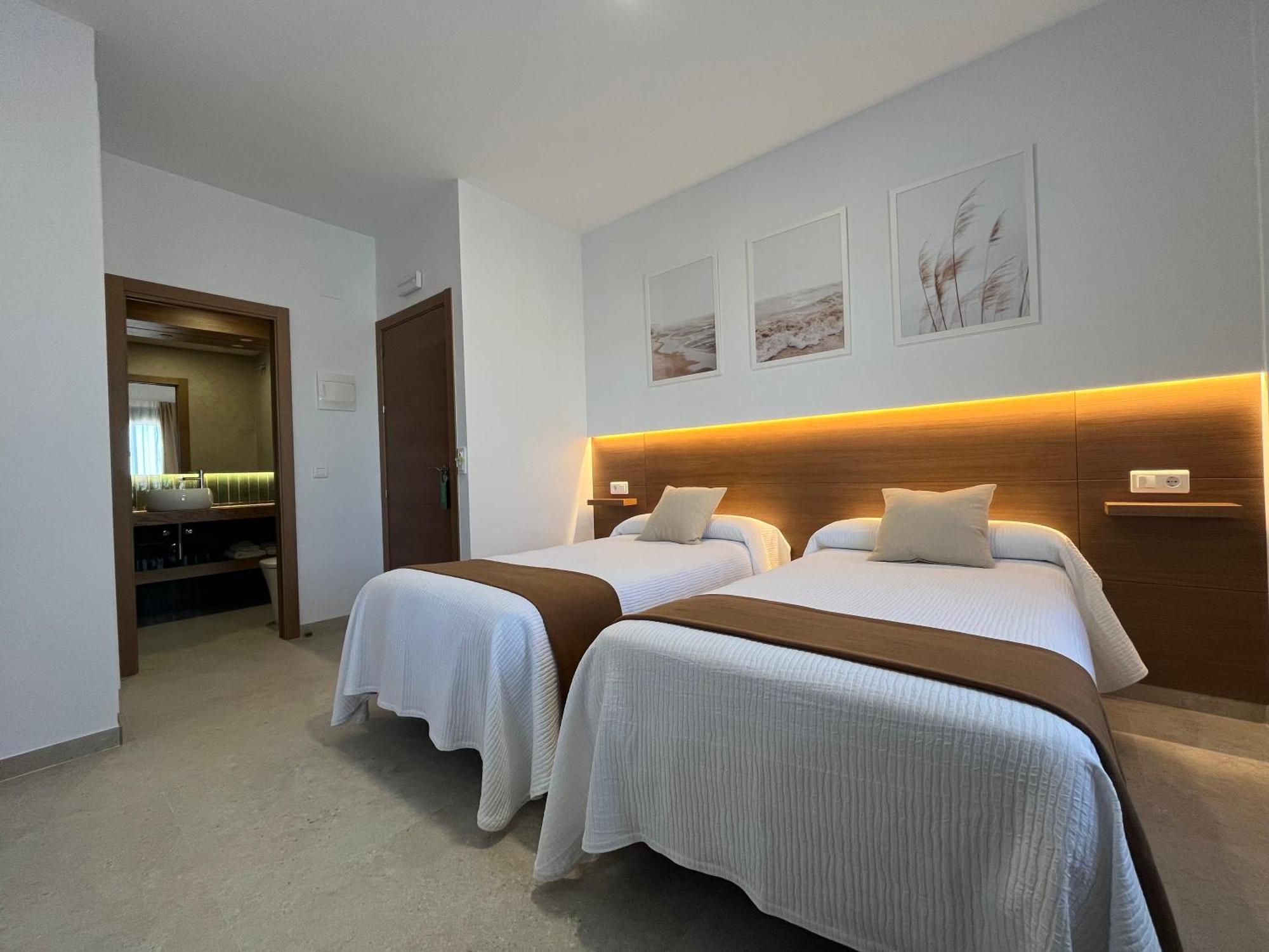 Hostal Parador De Los Llanos Torreorgaz ภายนอก รูปภาพ
